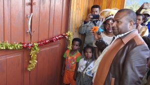 bupati_pegubin_saat_meresmikan_sekolah_internasional_di_distrik_serambakon