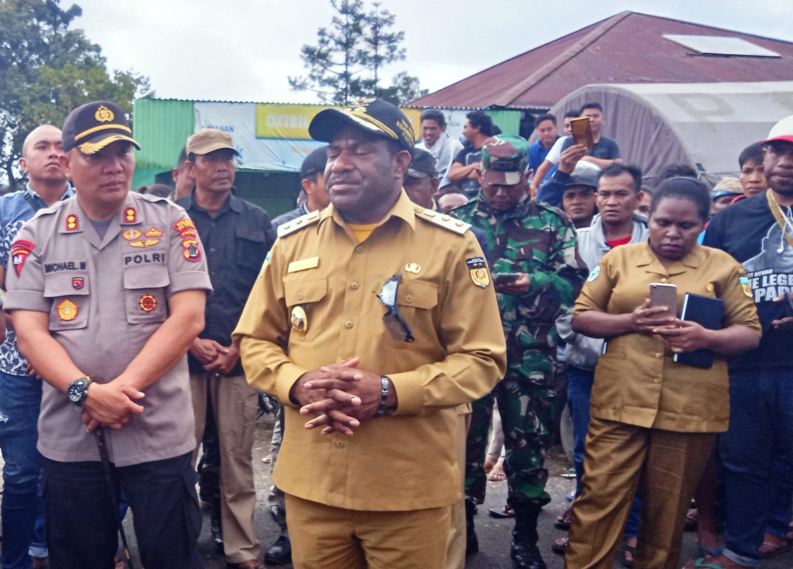 wakil bupati pegubin decky deal s.ip ketika mengunjungi korban pengungsian di pos koramil oksibil