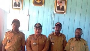 kepala distrik batani (anike Alwolka, S.ip ( tengah ) kedua dari kiri berpose bersama 3 kepal kampung usai evaluasi dana desa di kantor distrik batani belum lama ini