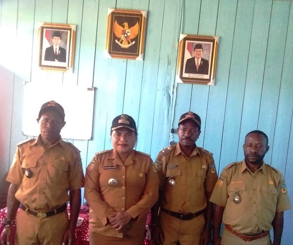 kepala distrik batani (anike Alwolka, S.ip ( tengah ) kedua dari kiri berpose bersama 3 kepal kampung usai evaluasi dana desa di kantor distrik batani belum lama ini