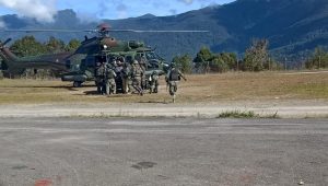 prajurit-tni-dievakuasi-ke-timika-untuk-mendapat-perawatan-usai-ditembak-kkb-dok-kogabwilhan-iii_169