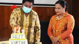 Ketua Dharma Wanita Pegubin KASMIRA YAORKA di dampingi Ketua PKK pegubin ketia memotong Kue Ulang Tahun Pada Momentum petingatan Hari Kartini ke 142 di Kukding oksibil,