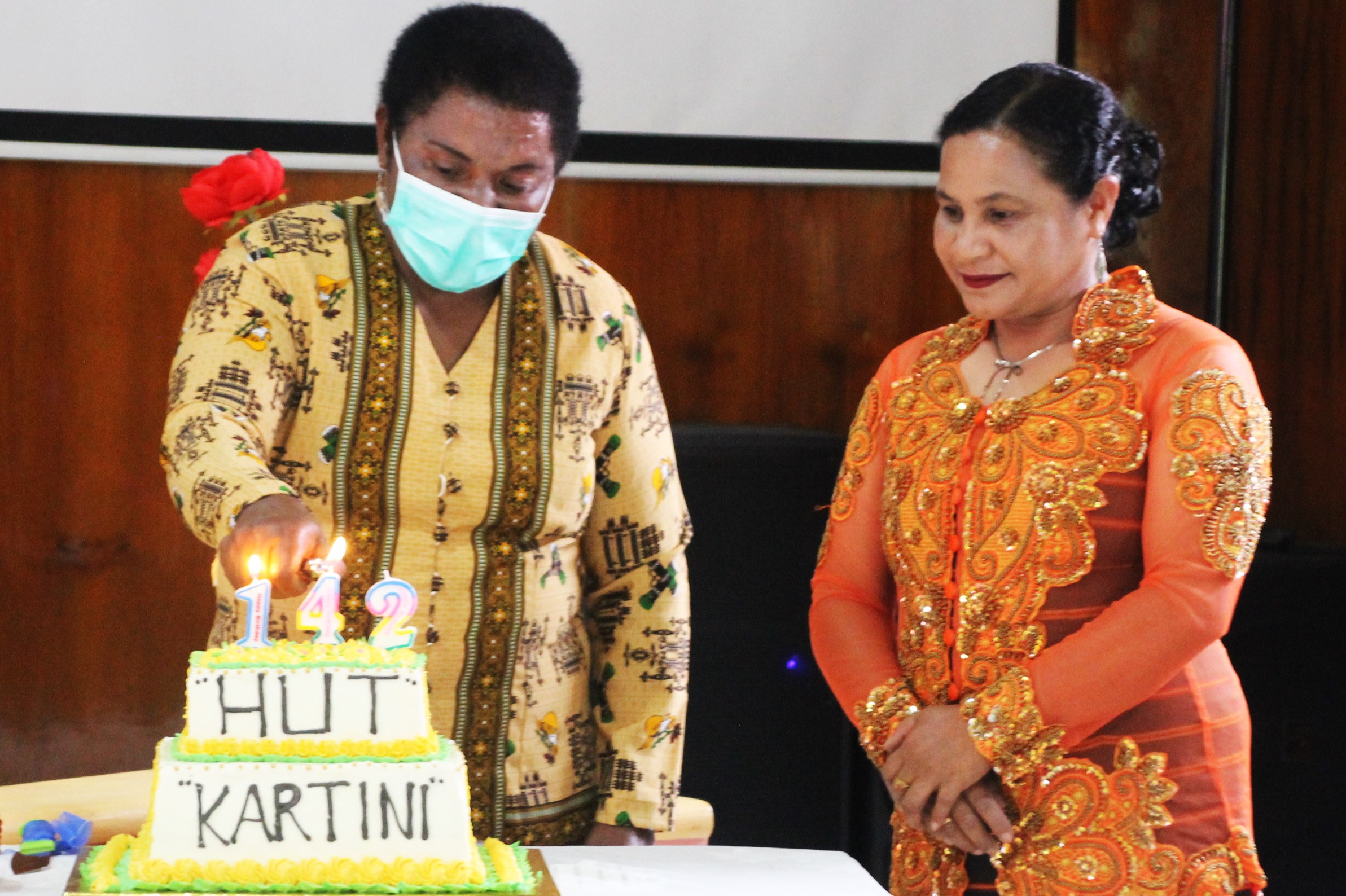 Ketua Dharma Wanita Pegubin KASMIRA YAORKA di dampingi Ketua PKK pegubin ketia memotong Kue Ulang Tahun Pada Momentum petingatan Hari Kartini ke 142 di Kukding oksibil,